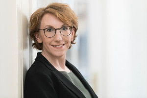 Die SPD-Landtagsabgeordnete Susanne Müller überreicht Förderbescheid für Krankenhaus