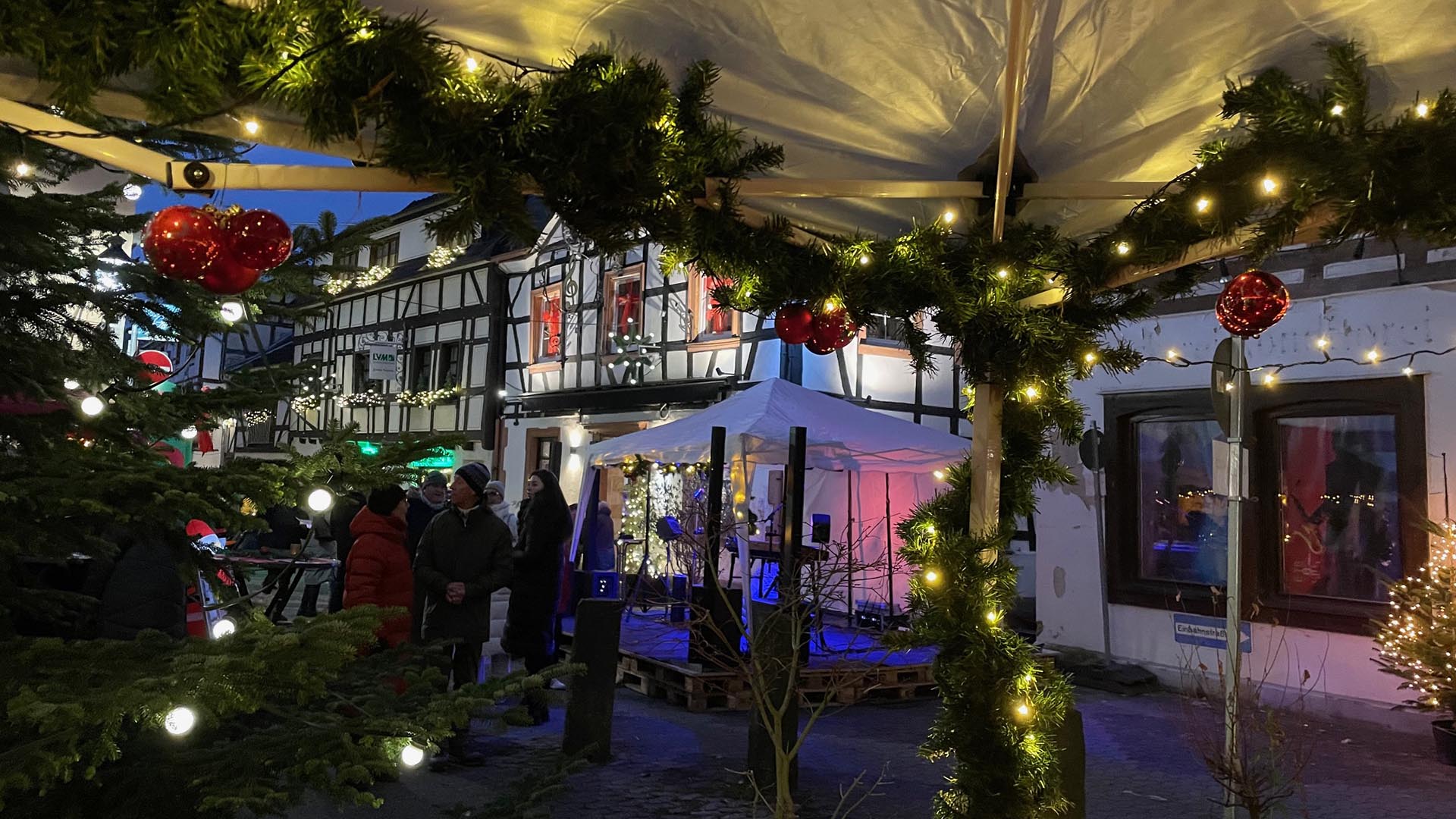 SPD Oberwinter auf dem Adventsmarkt - Ortsvorsteherin Angela Linden-Berresheim verteilt 200 Weihnachtssterne an die Besucher