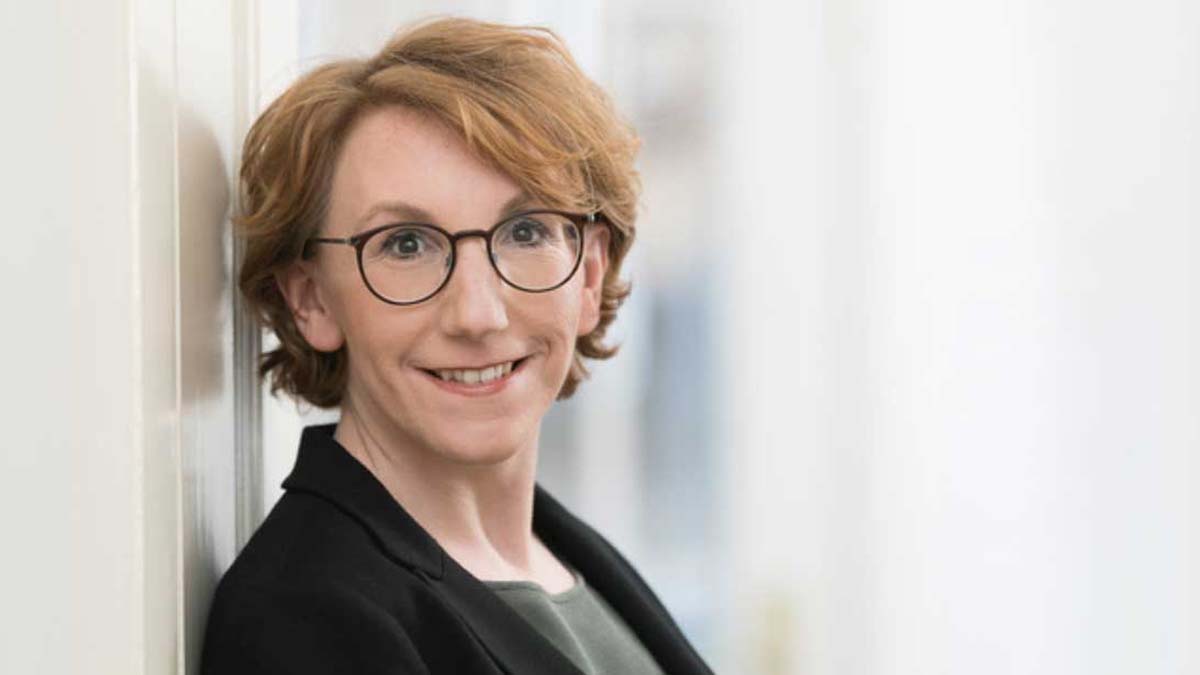 Die SPD-Landtagsabgeordnete Susanne Müller überreicht Förderbescheid für Krankenhaus